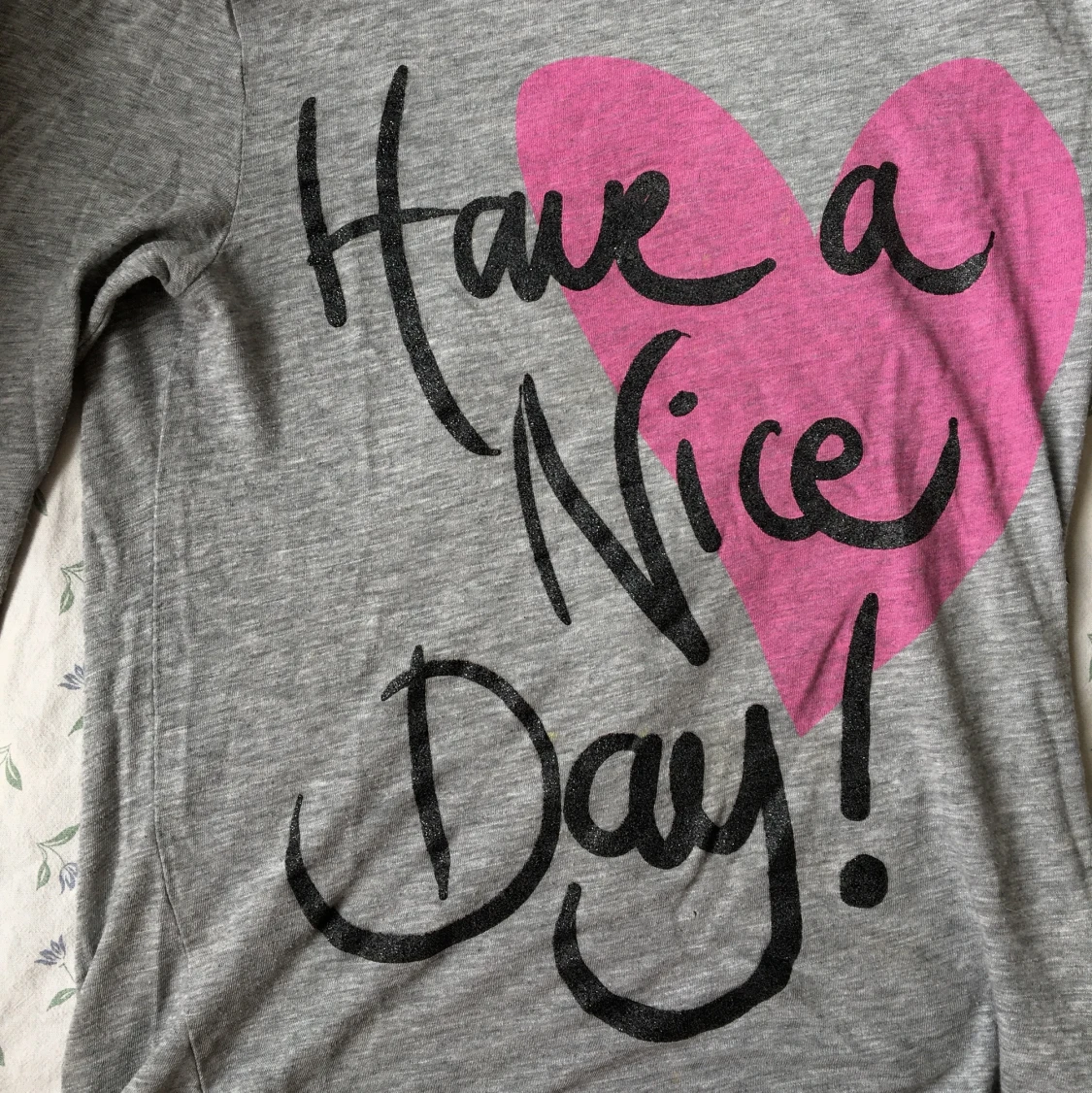 Grå tröja med text 🤍 - 91