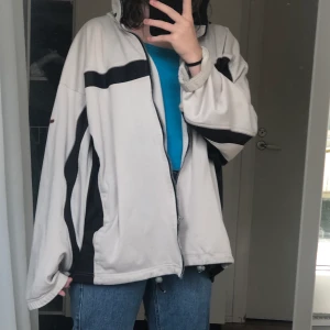 Tracker Jacka - Säljer jackan på bilden. Har använt den en gång, den är oversized på mig men armarna går att vika upp. Märket är trasigt men själva jackan är i gott skick.  😊 Frakt ingår ej
