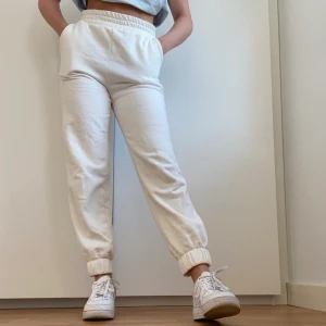 sweatpants - ( Fri frakt ) helt nya aldrig använda, ångrade mig efter jag klipp bort prislappen. Resårband i midjan och benslutet. Fickor i fram.