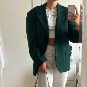 Grön kavaj - As ball grön kavaj! Denna är hittad på secondhand och är ett original, väldigt oversized då jag är 180 cm funkar därför perfekt till simpla outfits! För mer bilder är det bara att fråga, säljer för 100kr (frakt tillkommer och landar på 90kr)
