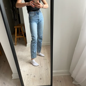 Jeans - Säljer mina favorit jeans från hm pga att de har blivit försmå för mig. De är raka i modellen och sitter jätteskönt.              (Jag är 169)💕