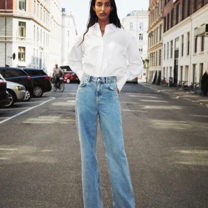 90s jeans Zara  - Säljer dom populära jeansen från zara som är slutsålda. Beställde dom från hemsidan men blev tyvärr för små därav oanvändna och prislapparna kvar. Köptes för 400kr säljer för 200kr inklusive frakten💓💓 för frågor eller fler bilder kontakta privat :)
