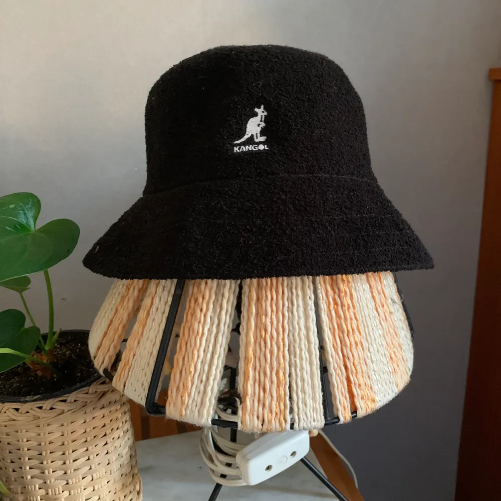 Kangol Bermuda hatt använd typ en gång. Mint cond. Pris inkl frakt . Accessoarer.