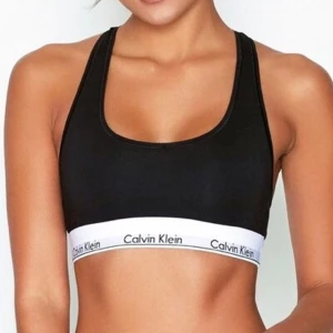 Calvin Klein topp  - Svart Calvin Klein topp , endast använd 2-3 gånger och är köpt för 1 månad sedan. Storlek M men passar även S. Nypris: 399kr men tar emot bud i kommentarer!