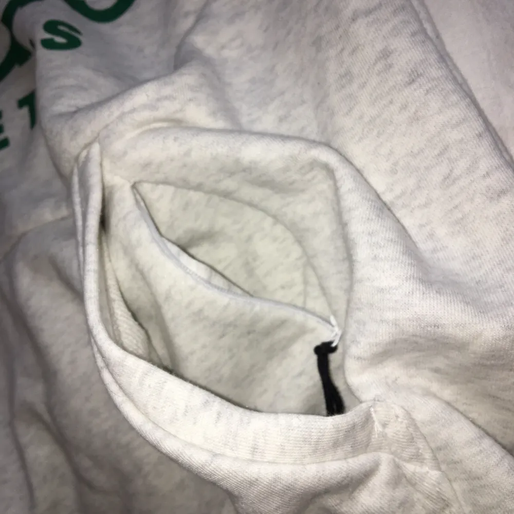 Väldigt skön hoodie från Adidas, den har en ganska stor luva och väldigt skönt material. Det finns även en liten ficka med dragkedja inuti den vanliga fickan vilket är superbra för värdesaker, och det syns inte utifrån!🥳. Hoodies.