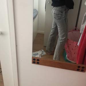 Grå Levis jeans storlek S/M. Mom jeans köpt på vintage butik för 400, köparen står för frakt 