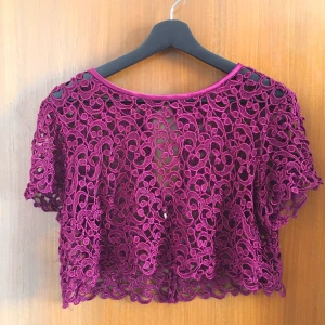 Vinröd spetstopp - Superfin lite oversize topp i spets 🌸 plus frakt 🌸