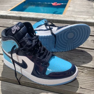 Air Jordan 1 blue chill - Säljer mina helt nya oanvända air Jordan 1 i färgen blue chill. Stel 44. De är AAA-kopier. Ser ändå exakt ut som de äkta, bra kvalitet och material. Ser identiska ut. Buda från 1500