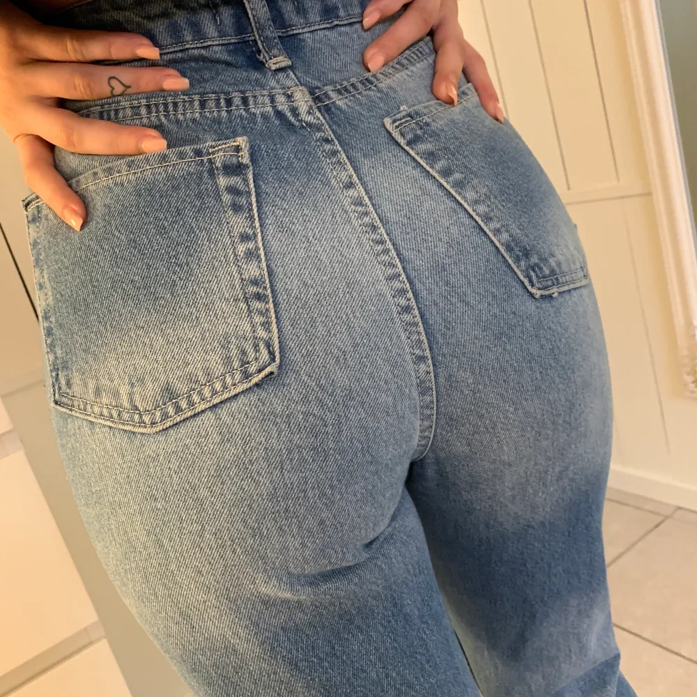 Super populär mom jeans, storlek S. Använda fåtal gånger, köparn står för frakt 📦 . Jeans & Byxor.