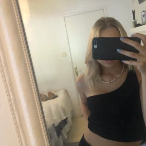 Topp - Söt topp ifrån ginatricot!! Storlek S andvänd fåtal gånger 