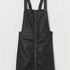 Oanvänd snygg klänning - En klänning i läderimitation med silvriga detaljer och dragkedja. Den är i strl 32 och säljes för att den ej används. Är "hängsel" liknande och axelbanden kan ställas in i längden. Köpt på h&m i början av sommaren. Aldrig använd. Köpare betalar frakt.