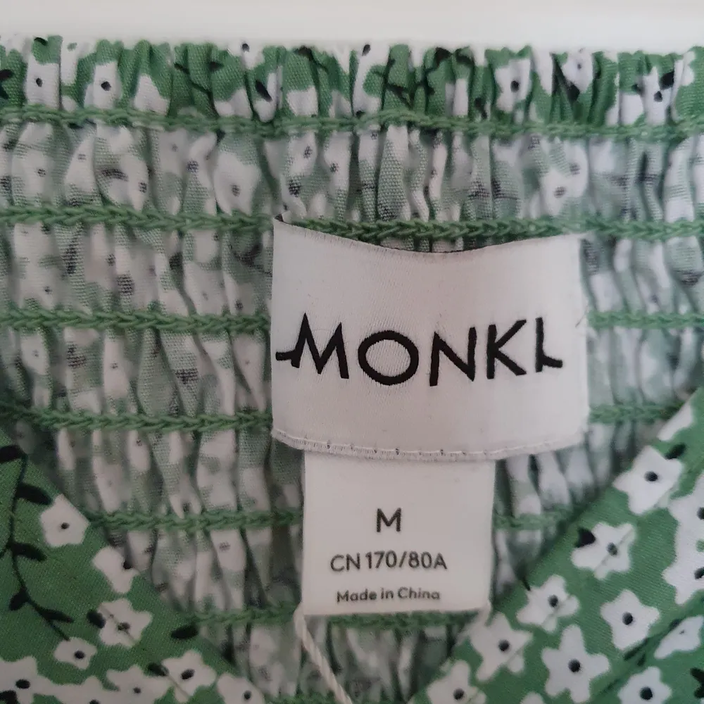 Blommig grön jumpsuit från monki. Aldrig använd!. Övrigt.