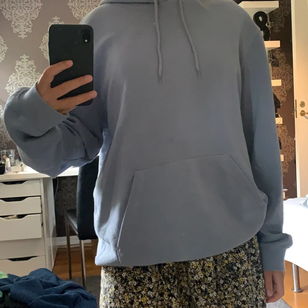 Säljder denna sköna oversized hoodien från H&M i storlek M (herrstorlek), oversized på mig som har S💕💕. Hoodies.