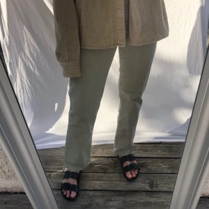 Beiga Jeans - Beiga jeans köpta second hand. Säljer pga lite stora på mig. Storlek M. Men perfekt längd. Är 165cm. Skriv om du undrar något. 🕊 