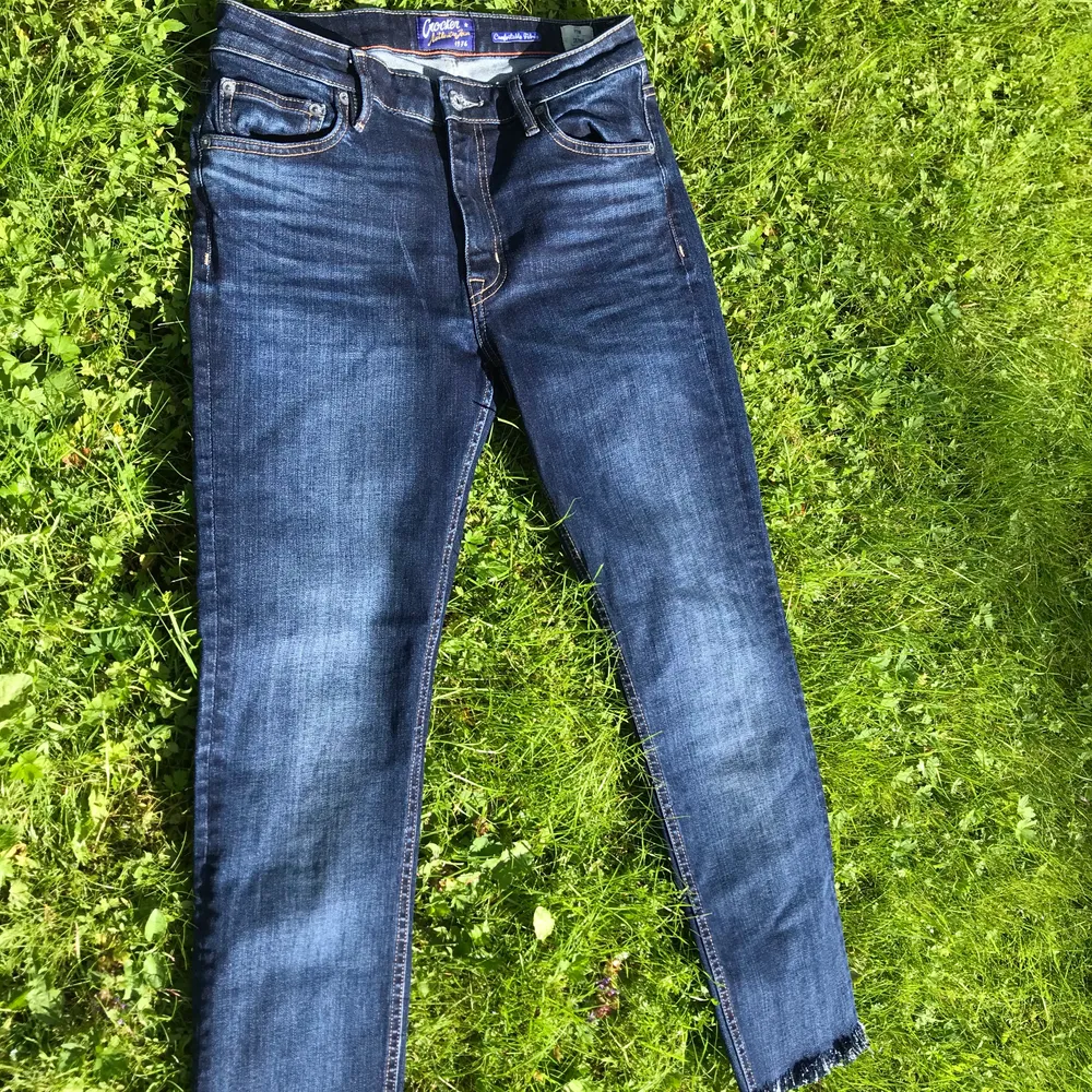 Pow skinny jeans från crocker! Aldrig använda. Raw hem längst ner. Mid waist storlek W29L27. Frakt inte inkluderat i priset! Mitten bilden inte min.. Jeans & Byxor.