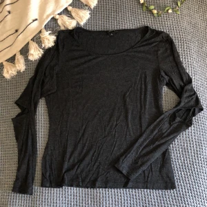 Tröja  - Tröja från Monki med detaljer i armbågarna. Frakt betalas av köpare. 