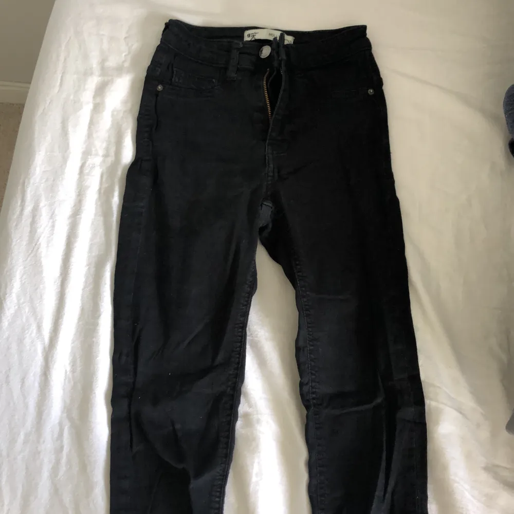 Svarta jeans i storlek xs ifrån Gina tricot.. Jeans & Byxor.
