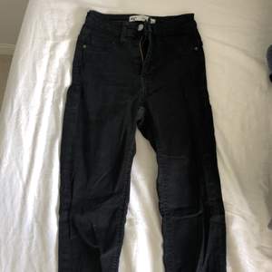 Svarta jeans i storlek xs ifrån Gina tricot.