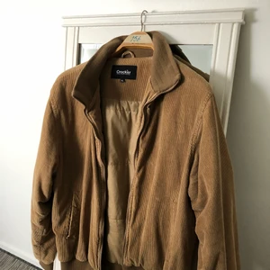 Crocker jacka  - Äkta crocker jacka i beige färg i storlek XL. Använt ett par gånger, fortfarande inga defekter. Frakt förekommer, men kan mötas upp i Göteborg. För fler frågor och bilder kontakta mig! 