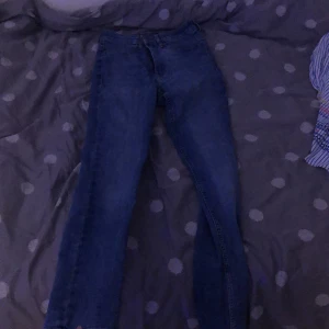 High wasted jeans - Säljer ett par jeans 👖 de är i bra skick och är höga säljer vid snabb köp