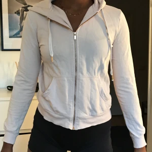 Kofta ifrån h&m🦋 - Jätte skön tröja som jag aldrig har använt, vet inte riktigt när jag köpte den men den kostade 299;-🦋