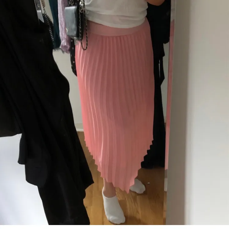Säljer denna superfina ljusrosa kjolen från Saint Tropez. Köpt för 600 kr förra sommaren, aldrig använd. Säljer den nu på grund av att den inte kommit till användning. Storlek M men passar S-L. 💗💗priset är exklusive frakt!!. Kjolar.