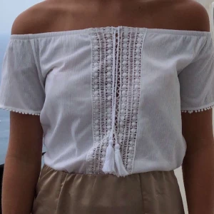 Somrig vit topp  - En söt topp med brodering framtill, som tyvärr har blivit lite liten. Frakten står köparen för, ungefär 60kr. 