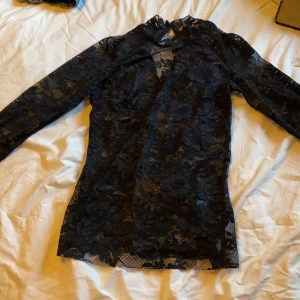 spetströja  - spetströja från hm från nicki minajs kollektion med dem. Använd 1 gång. lite högre i halsen och knappar bak i nacken. Ord pris 300kr