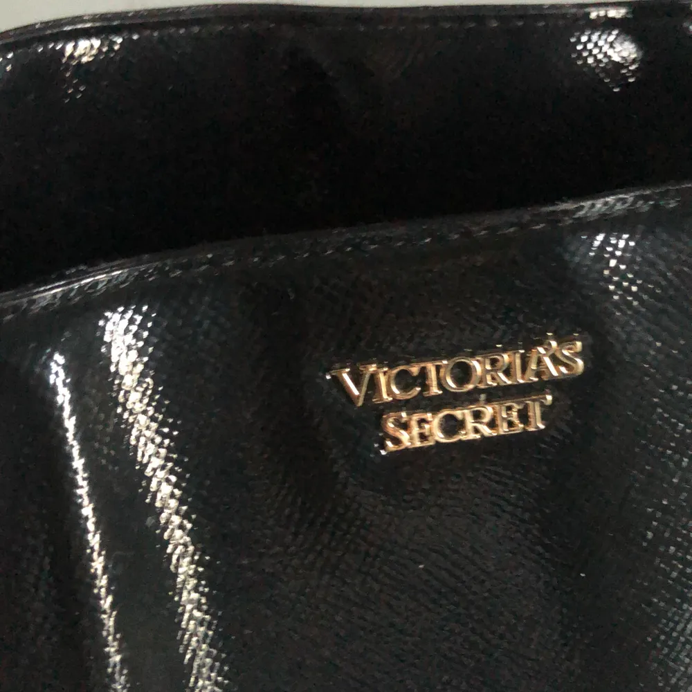 En helt ny väska från Victoria’s secret prislappen kvar den kom aldrig till användning har påse kvar och den följer med!💕 köparen står för frakten💕. Väskor.