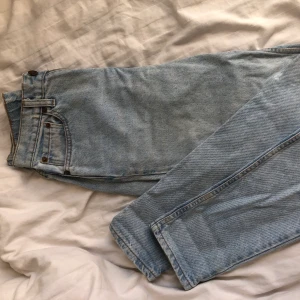 Levis jeans - Suuuuperfina jeans som jag inte längre får på mig. Slim fit, på en XS blir dom lite baggy skulle jag säga men passar bra på någon som är mittemellan XS-S. Jag är 165cm och det är perfekt längd på jeansen för mig.