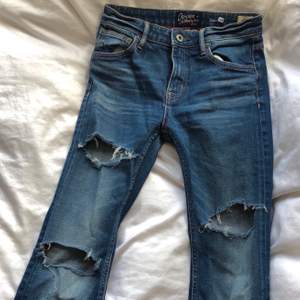 Jeans från Crocker i bootcut modell och med hål på benen. I storlek 26!