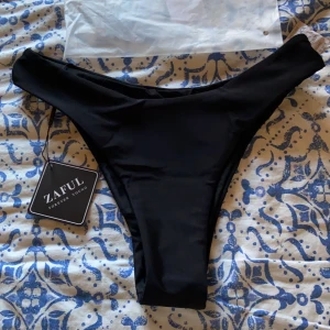 Helt ny Bikini underdel - Hej, säljer denna bikini underdel som kom på posten idag, den passade inte mig i min stil så därför tänkte jag om nån av er kanske vill ha den. Den är från Zaful. Pris kan diskuteras men köpte för 90kr