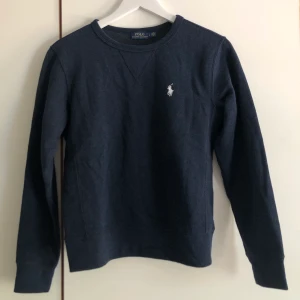Tröja från Ralph Lauren🦋 - Assnygg tröja från Ralph Lauren! Köptes i USA men tyvärr i fel storlek så jag väljer att sälja💕 Endast testad därav nyskick! Stl S⚡️ Nypris: 1000 kr! GRATIS FRAKT!