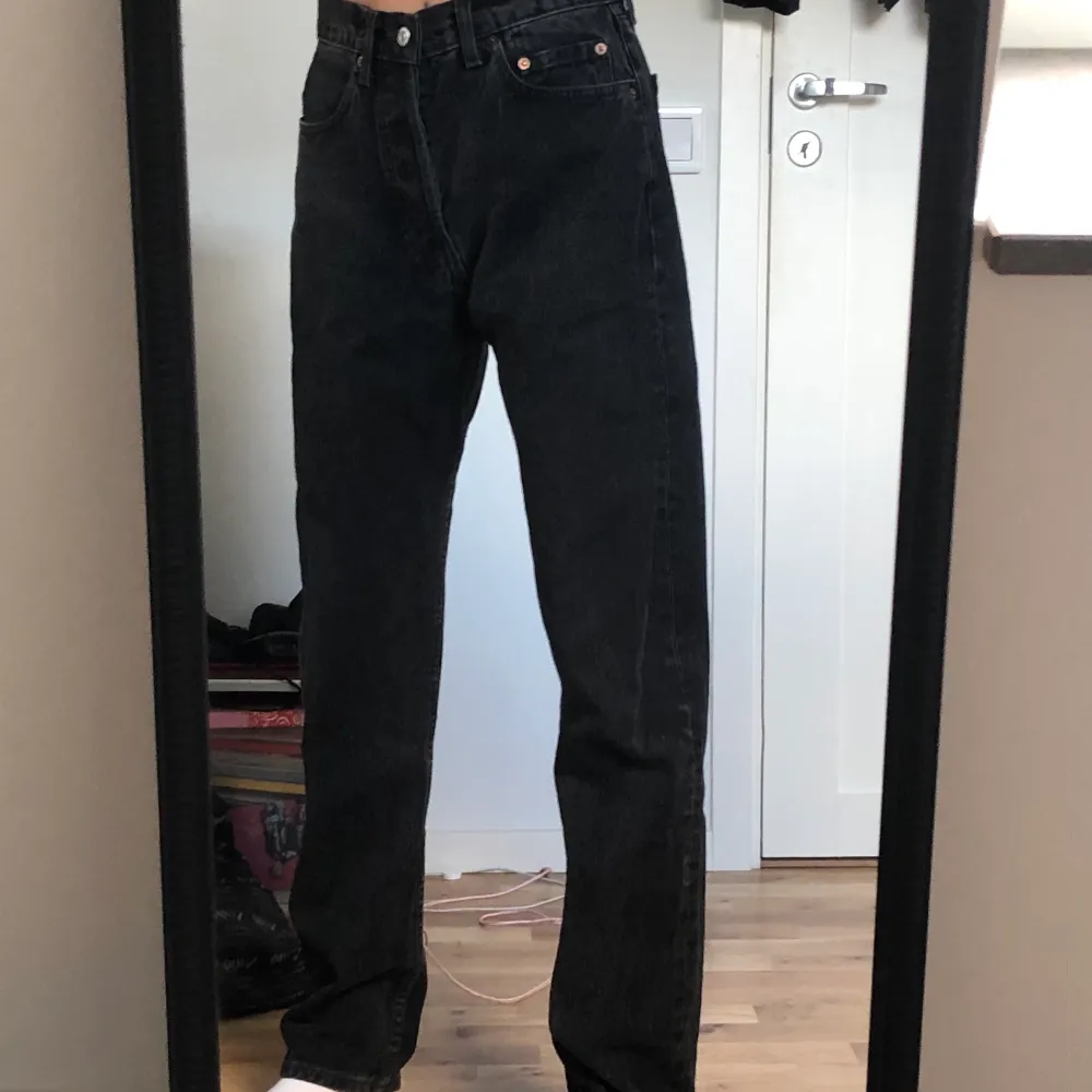 Svart gråa Levis jeans som jag knappt använt för dem är lite för stora, storleken är W: 30 L:32. Köparen står för frakten💗. Jeans & Byxor.