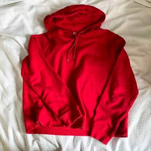 Röd hoodie från Monki i storlek L, men jag skulle snarare säga att den passar M. Väldigt bra skick. Frakt ingår