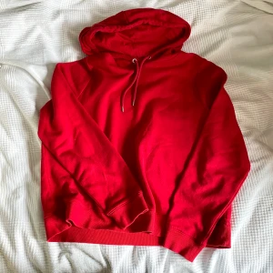 Hoodie från Monki - Röd hoodie från Monki i storlek L, men jag skulle snarare säga att den passar M. Väldigt bra skick. Frakt ingår