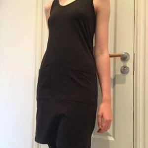 Svart klänning  - Bra att ha basic svart klänning med fickor! Finns massa roliga sätt att styla denna! Säljer pga av att den inte kommer till användning. Står storlek xs men tror definitivt att den kan passa S och till och med M beroende på hur tajt man vill ha den. 