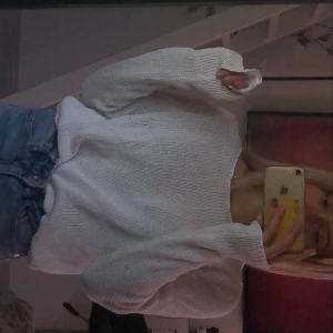 Vit stickad tröja - En vit stickad tröja ifrån Vero Moda, sen är i storlek xs men passar nog även S & M.