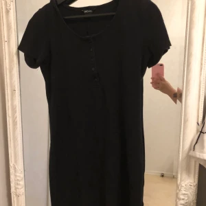 Bodycon klänning från monki - Bodycon klänning som är stretchig. Köpt från monki.