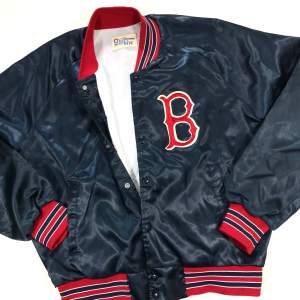 Vintage Boston Red Sox varsity jacka i fint skick i storlek XL men sitter supersnyggt oversixe på mig som är XS. Säljes pga att den tyvärr aldrig kommer till användning längre. Frakt tillkommer! 