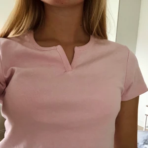 Söt topp - Söt topp från new yorker.   Säljer pågrund av att den är för stor för mig tyvärr 💞 storlek L men skulle säga mer S/M 