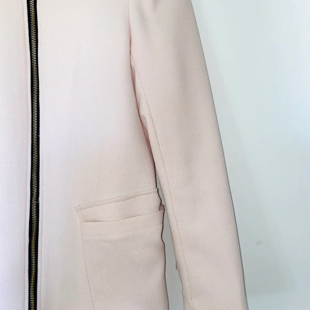 En längre rosa Jacka från H&M i stl 34. Knappt använd, fint skick. Köparen står för frakt, kan även hämtas i Karlskrona💖Endast 150kr eller högsta bud!!🥰. Jackor.