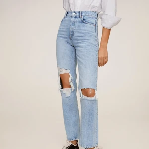 Mango jeans - Säljer dessa skitsnygga jeans ifrån mango i storlek 34. För frågor & bilder osv kontakta mig. Köp direkt för 550kr + frakt🥳💞