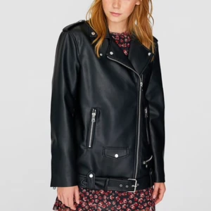 Skinnjacka - Säljer denna oversized skinnjacka i storlek M från stradivarius! Jag har vanligtvis S eller M i kläder och den sitter snyggt och oversized på mig💕 frakt-77kr