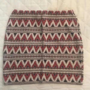 Mönstrad minikjol  - Kjol från New Look med resorband i midjan. Flexibelt tyg som sitter tight.