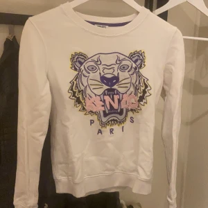 Kenzo tröja dam  - Skitfin kenzo tröja. Använd fåtal gånger, köpte på johnells i Linköping för 1999. Inga fläckar, ser ut som ny! 