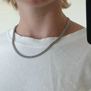 Simpelt kedjehalsband - Säljer detta snygga och simpla kedjehalsbandet. Halsbandet är helt handgjort av mig själv. Förutom priset på 99kr medföljer även en frakt på 11kr. Kolla gärna in min instagram @angeljwlry för fler smycken och erbjudanden! <3