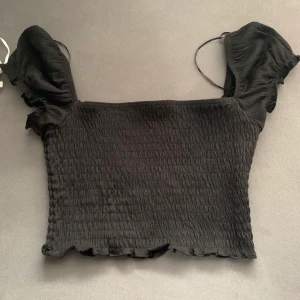 Svart Crop T-shirt! - HELT NY OCH OANVÄND! KONTAKTA VID INTRESSE ❤️