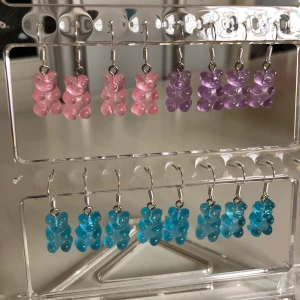 Gummibjörnsörhängen - Sååå söta och fina örhängen i dessa härliga färger som varit slutsålda i över två veckor!😍🤩Krokarna är nickelfria och frakten ingår i priset🥰eftersom de Finns i väldigt begränsat antal och är väldigt populära är det viktigt att man kan betala direkt!