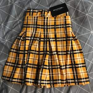 Supersnygg kjol från prettylittlething! Helt oanvänd med lapp kvar, storlek uk4/xxs! Frakt tillkommer ❣️ Säljes först till kvarn eller högst bud! ❣️